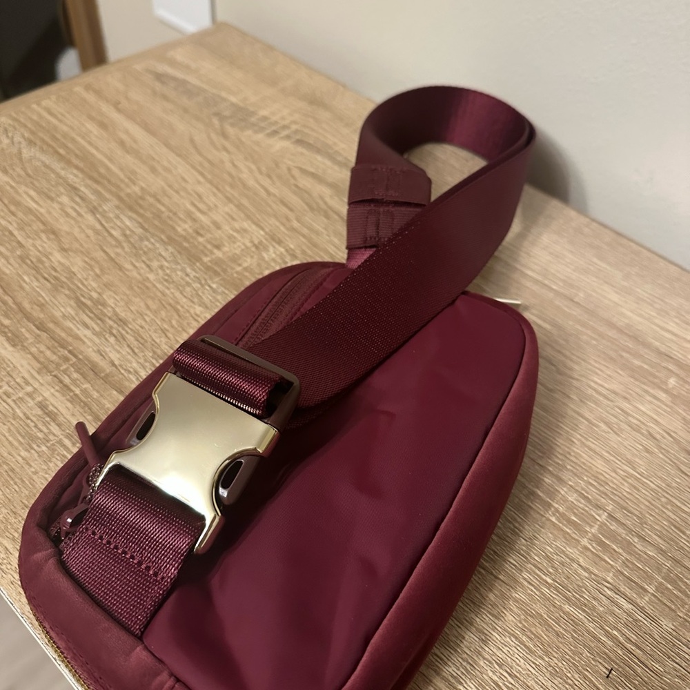 Lululemon Wear Everywhere Belt Bag Wine And Gold Velour 1 Liter -NWOT - Picture 3 of 4